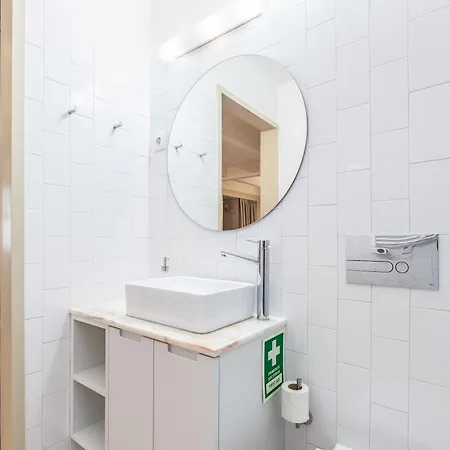 Locally Yours Flores Apartment Porto